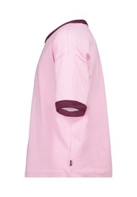 T-shirt en coton rose à manches courtes, avec un col et des poignets côtelés bordeaux. Comprend une petite étiquette de marque à l'ourlet.