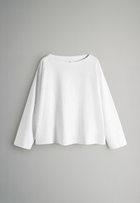 Valge, pika varrukaga pluus laia kaelusega, lõdva lõikega ja pehme tekstuuriga. Varrukad langevad õlgadest veidi alla, luues lõõgastunud silueti.