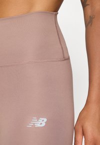 New Balance HARMONY HIGH RISE  - Leggings - earth shadow