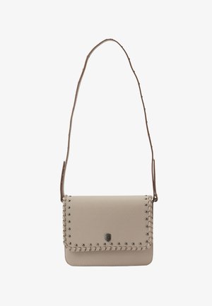 Bolso de imitación de cuero beige con borde trenzado, Tachuelas plateadas a lo largo de la solapa y correa de hombro desmontable. Forma rectangular, textura suave.