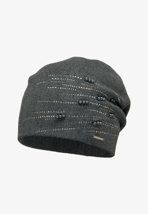 Gorro de punto gris con un diseño holgado, adornado con cuentas metálicas y lentejuelas dispuestas en líneas. Incluye un pequeño logotipo metálico.
