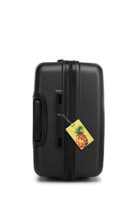 Valise rigide noire avec une finition texturée, équipée d'une fermeture éclair, d'une poignée latérale et d'une étiquette de bagage sur le thème de l'ananas jaune.
