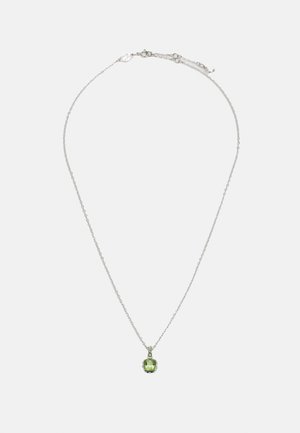 Collier en argent avec un pendentif en pierre précieuse verte taillée en carré. La chaîne est délicate, composée de petits maillons, et se termine par un fermoir standard.
