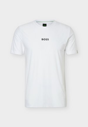 Balta T-krekls ar īsām piedurknēm un apaļu kaklu, melns "BOSS" logo krūtīs centrā un mazs tagiņš uz kreisās piedurknes.