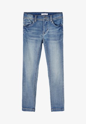Jean slim bleu clair avec boutons et fermeture éclair à l'avant, passants pour ceinture, et délavé aux cuisses et aux genoux