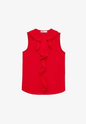 Rode mouwloze blouse met gerimpelde V-hals en vooraan details, gemaakt van gladde stof, plat neergelegd op een witte achtergrond.