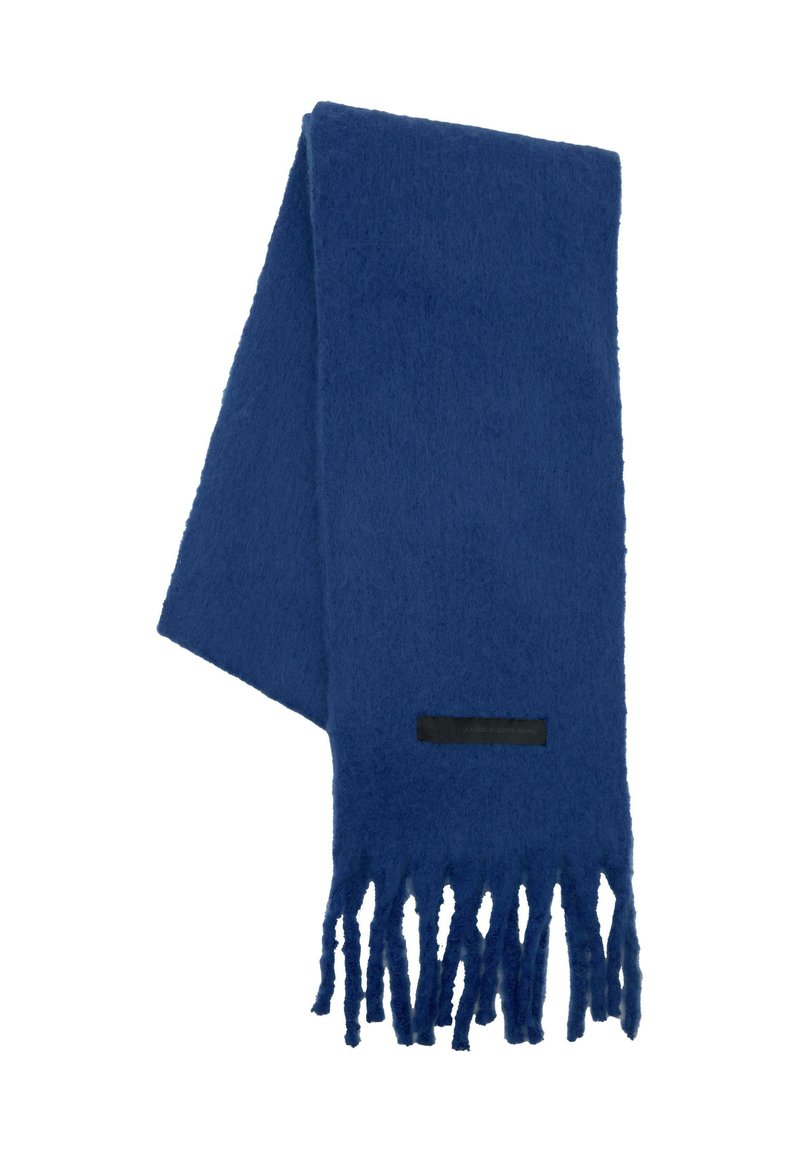 Blå uldscarf med frynser i enderne og et lille sort label nær nederste kant, vist foldet mod en hvid baggrund.