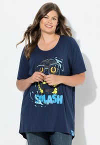 Námořnická modrá tričko s krátkým rukávem obsahuje hravou grafiku s plaveckým motivem v žluté a modré barvě, s kulatým lemem.