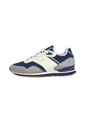 Casualowy sneaker z granatowym, szarym zamszem i białymi panelami, białymi sznurówkami oraz brązową gumową podeszwą, z logo "Pepe Jeans" z boku.