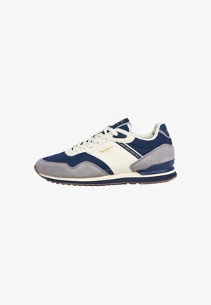 Zapatilla casual con ante azul marino, gris y paneles blancos, cordones blancos y suela de goma marrón, con la marca "Pepe Jeans" en el lateral.