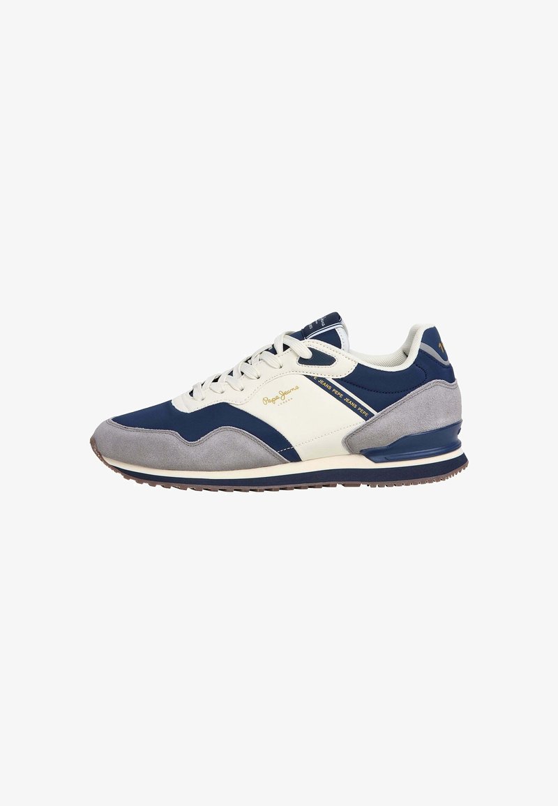 Baskets décontractées en suède bleu marine, gris et panneaux blancs, lacets blancs, semelle en caoutchouc marron, avec la marque « Pepe Jeans » sur le côté.