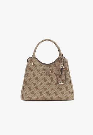 Braune Guess-Handtasche mit sich wiederholendem Logomuster, dreieckiger Metall-Logoplatte, Tragegriff oben und angebrachten Lederanhängern.