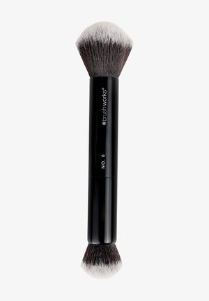 Brushworks NO. 6 DOUBLE ENDED POWDER AND BUFF BRUSH - Brosse - black