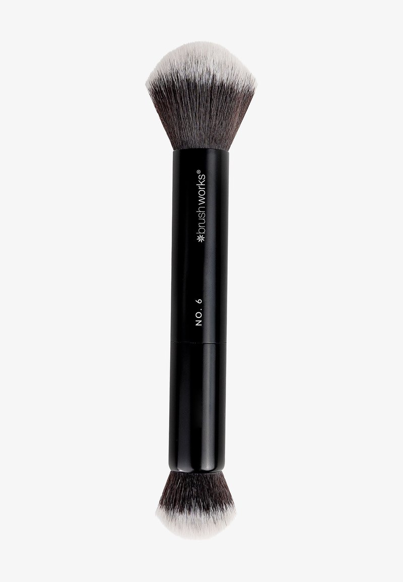 Brushworks - NO. 6 DOUBLE ENDED POWDER AND BUFF BRUSH - Borste - black, Förstora