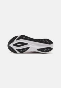 Podešev sportovní obuvi s černým gumovým vzorkem s různými texturovanými vzory a bílou středovou částí pro lepší trakci a stabilitu.