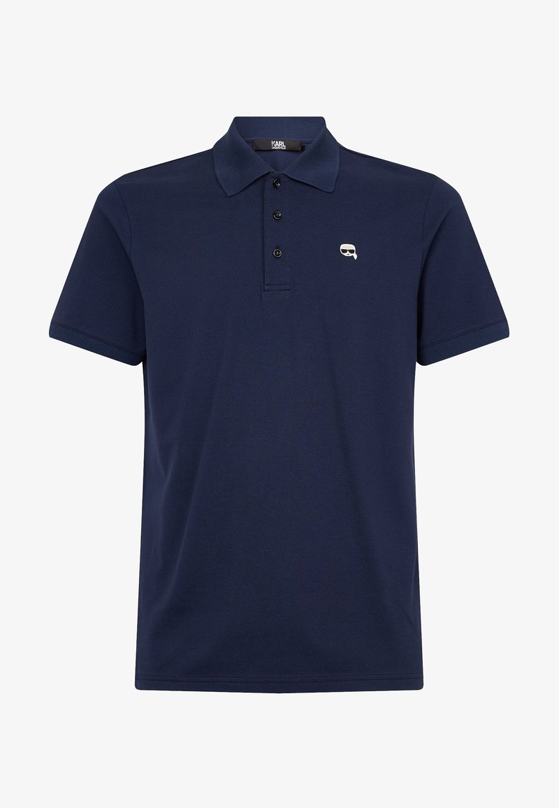 Polo shirt bleu marine en tissu respirant, avec un plastron à trois boutons, des manches courtes et un petit logo brodé sur la poitrine.