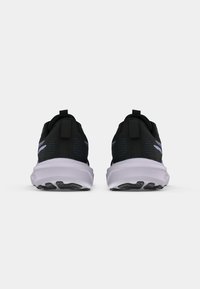 Svarte sportsko med teksturert overdel, trekkrem, polstret hvit såle og mønstrete svart yttersåle. Blå detaljer.