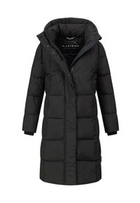Abrigo acolchado negro de diseño largo, con cierre de cremallera, capucha y secciones acolchadas. Fabricado con un material suave y aislante.