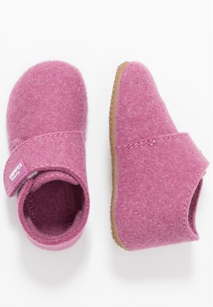 Miękkie różowe buciki dla malucha z rzepami i antypoślizgową gumową podeszwą, przedstawione z góry i z boku na białym tle.