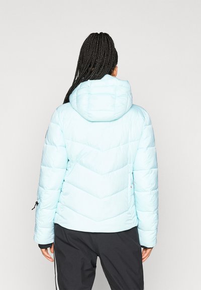 Ανοιχτού μπλε μπουφάν με φάσες, κουκούλα και ελαστικούς καρπούς. Η πίσω όψη αποκαλύπτει λείο υφή και μαλακή φινέτσα.