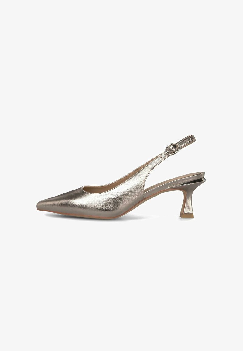 Zapato de tacón tipo slingback en color dorado metálico, con punta afilada, tacón delgado y una pequeña correa en el tobillo. Textura suave con un ligero brillo.