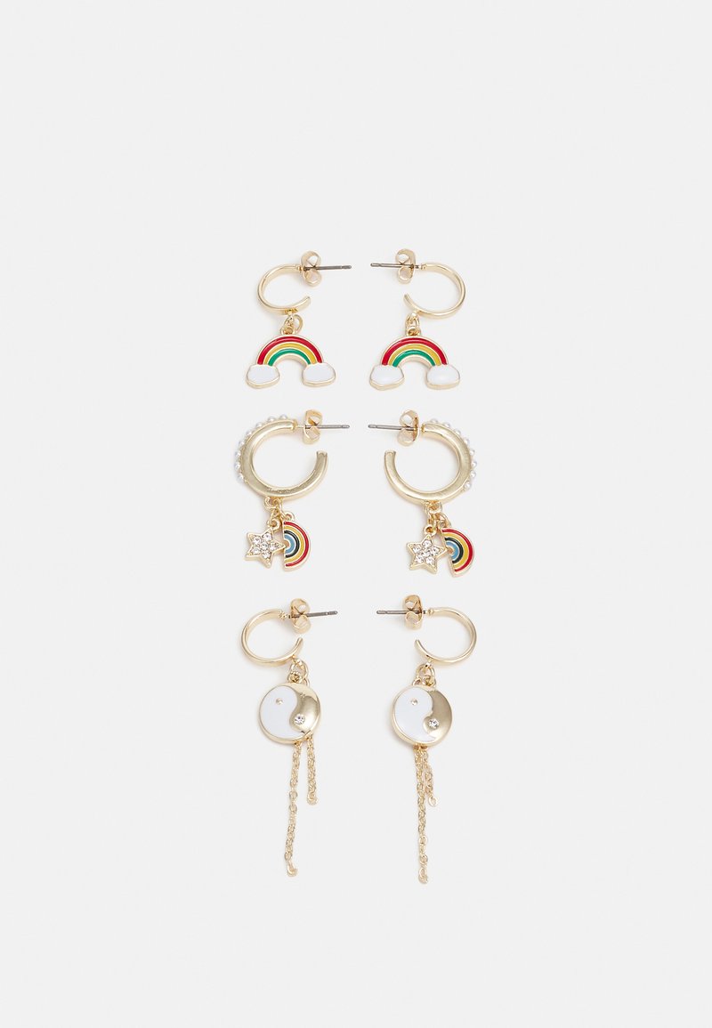Conjunto de brincos em tom de ouro com designs de arco-íris, estrela e yin-yang. Inclui detalhes coloridos em esmalte e correntes, com formas variadas.