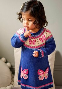 Rochie tricotată de culoare albastră, cu o biblia tricotată care include fluturi roz. Accentele includ detalii colorate și tivuri texturate.