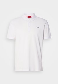 Polo blanc à manches courtes avec trois boutons et logo noir "HUGO" sur la poitrine gauche, présenté sur un fond uni.