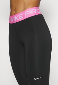Nike Performance Tamprės - black/playful pink/white