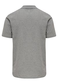 Polo de manga corta gris hecho de algodón, con cuello y dobladillo recto. Textura suave; sin patrones o acentos visibles. Vista posterior.