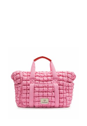 Rosa gesteppten Reisetasche mit gepolsterten Griffen, Fronttasche und einer kleinen Logo-Plakette in der vorderen Mitte.