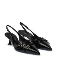Scarpe slingback in vernice nera con punta affusolata, tacco basso e cinturini decorativi con dettaglio della fibbia in tonalità argento.