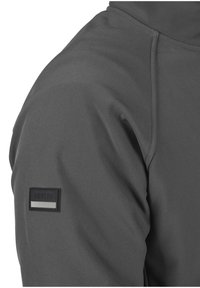 Grau Jacke aus glattem Stoff, mit hohem Kragen, gesteppten Details und einem quadratischen schwarzen Etikett mit weißen Streifen auf der linken Schulter.