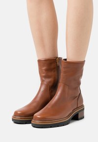 Högl Bottines à plateau - brown