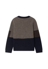 Maglione lavorato a maglia con colletto tondo, caratterizzato da blocchi di colore orizzontali in blu scuro, marrone e marrone chiaro. Texture morbida, polsini e orlo a coste.