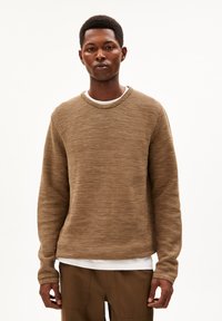 ARMEDANGELS TOLAA - Strickpullover - dried moss cinnamon dust