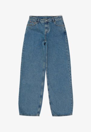 Světle modré denimové džíny s volným střihem, mají pás na knoflík, pět kapes a minimální vyblednutí. Klasický rovný střih nohavic.