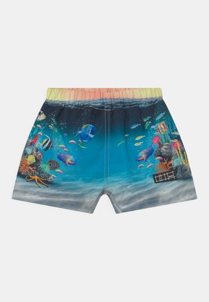Calções de banho com uma cena subaquática colorida, incluindo peixes tropicais, corais e algas marinhas. Gradiente azul, cintura elástica e costura dupla.