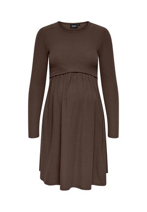 Brun ribbestrikket langermet graviditetskjole med innsvingt overdel og samlet skjørt, designet for komfort og stretch.