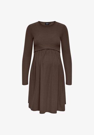 Brun ribbestrikket langermet graviditetskjole med innsvingt overdel og samlet skjørt, designet for komfort og stretch.