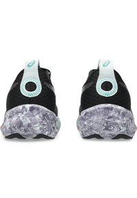 Scarpe da corsa nere con una tomaia testurizzata, dotate di un tallone curvo di colore blu chiaro e una suola marmorizzata multicolore per una migliore aderenza.