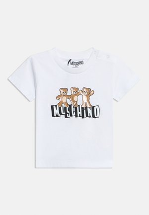 Wit baby-T-shirt met drie bruine teddyberen die boven de gedurfde zwarte en witte tekst "MOSCHINO" op de borst staan.