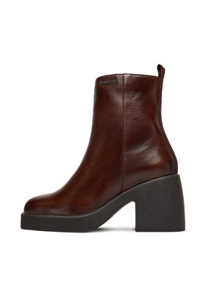 Brązowe skórzane botki za kostkę z masywnym czarnym obcasem, bocznym przeszyciem, pętelką z tyłu oraz małym logo "G-STAR" na zewnętrznej górnej części.