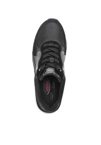 Zwarte sneaker met een bovenwerk van leer en textiel, voorzien van metallic zilveren accenten, zwarte veters en een gevoerde inlegzool met logo.