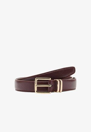 Ceinture en cuir texturé marron foncé avec une boucle rectangulaire en métal doré et deux passants dorés, roulée sur un fond blanc.