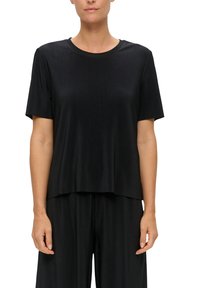 Czarna, żebrowana bluzka z krótkim rękawem, wykonana z gładkiego, lekkiego materiału, z okrągłym dekoltem i luźnym krojem, zestawiona z pasującymi spodniami.