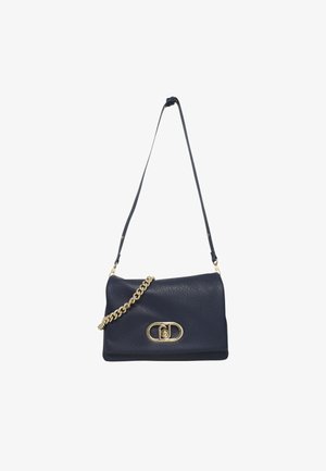 Borsa a mano in pelle blu navy con finitura strutturata, caratterizzata da una catena dorata e una chiusura ovale unica. Progettata con chiusura a patta e una tracolla.