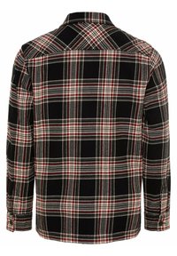 Camisa de franela a cuadros en negro con un patrón de cuadros en tonos de rojo y blanco, de mangas largas, con puños abotonados y un diseño de cuello extendido.