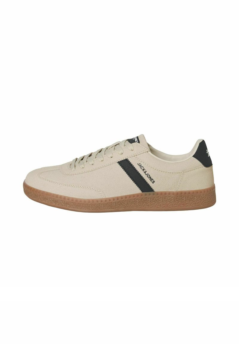 Baskets beiges avec un dessus en toile texturée, une rayure noire contrastante et une semelle en caoutchouc gomme. Présente un design classique à lacets et un détail de marque.