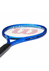 Blauwe tennisracket met een ronde frame, wit en rood snaarpatroon, gestructureerde zwart grip en blauwe accenten op het handvat.